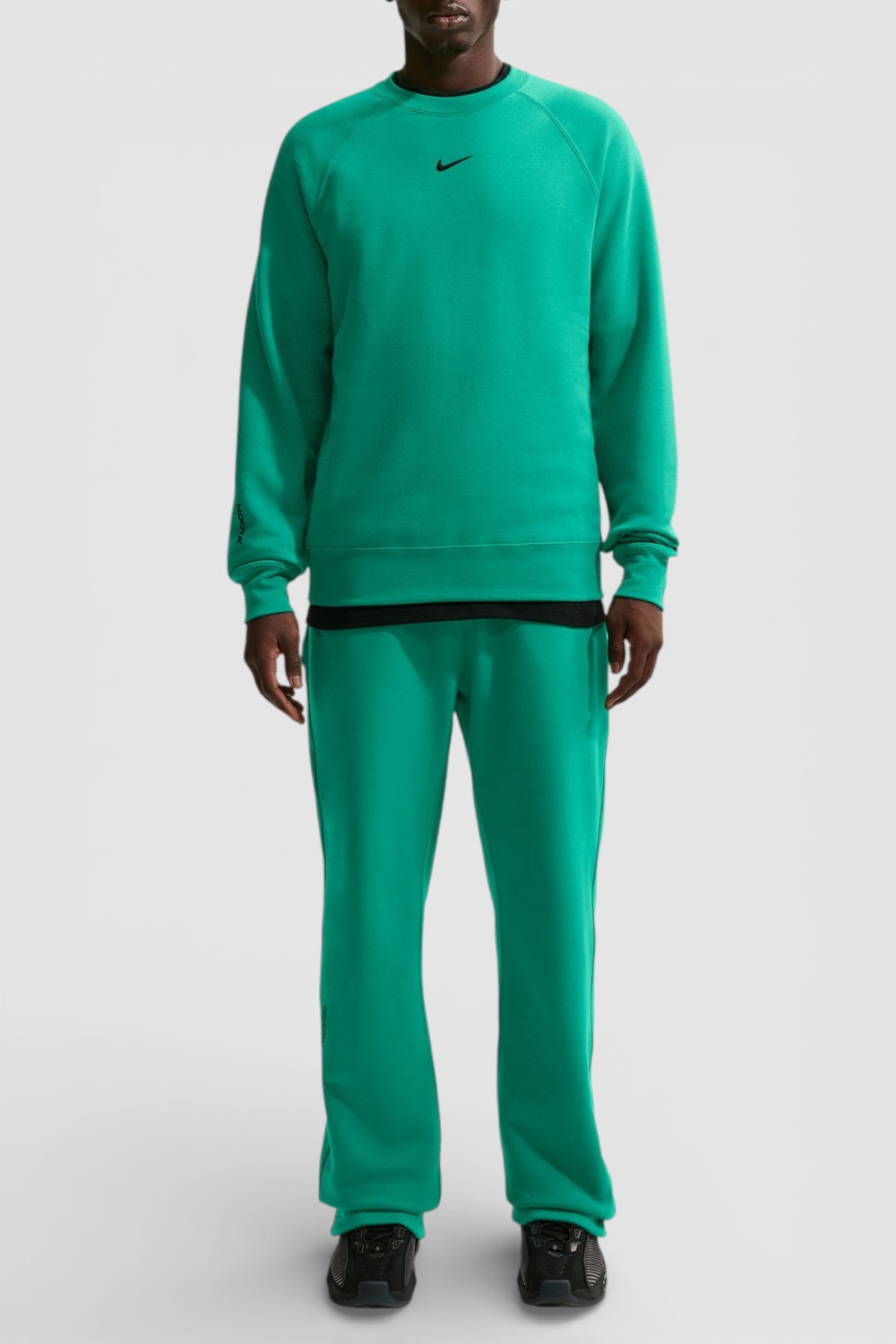 תמונת כל הלוק של סווטשירט נייקי X נוקטה